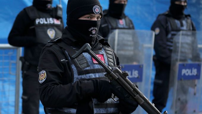 Turečtí policisté před klubem Reina.