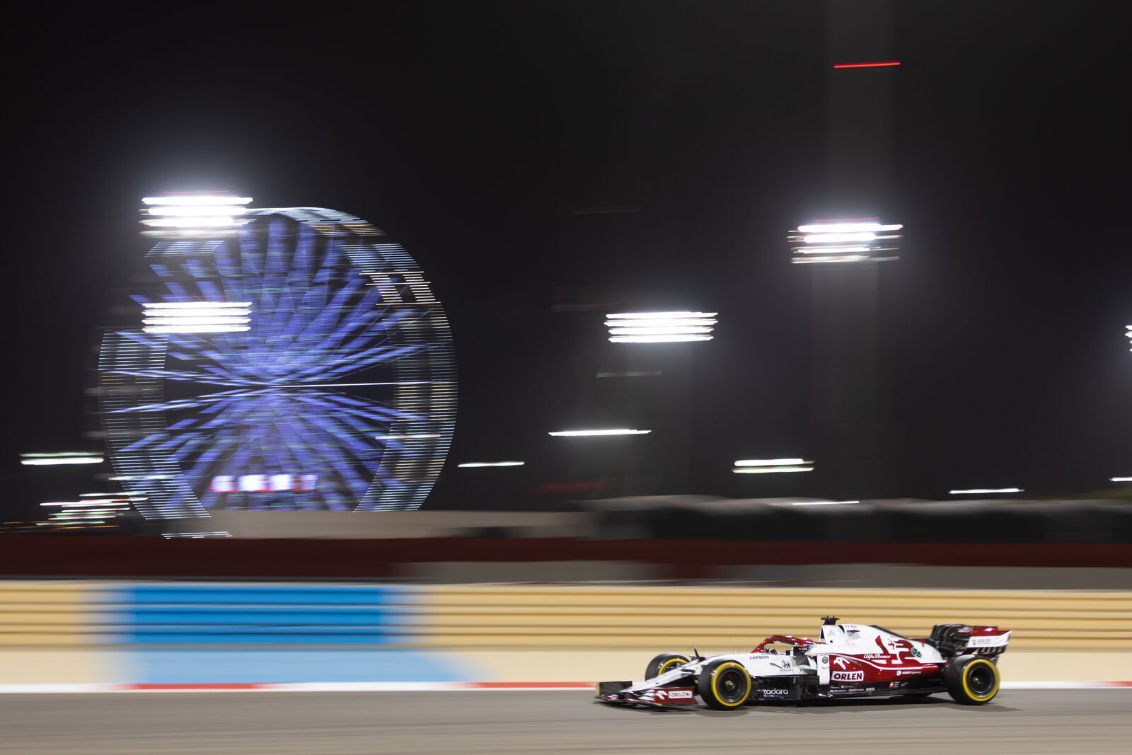 Kimi Räikkönen v Alfě Romeo ve Velké ceně Bahrajnu 2021