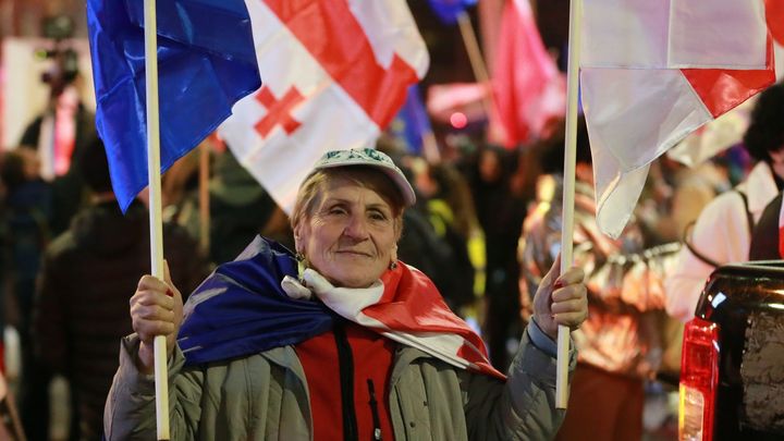 Tisíce lidí opět demonstrovaly v Tbilisi. Protesty trvají rok, Gruzínci chtějí do EU