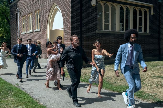 Vpravo jsou Arnold Schwarzenegger jako Luke Brunner, Monica Barbaro v roli Emmya Brunner a Milan Carter coby Barry Putt.