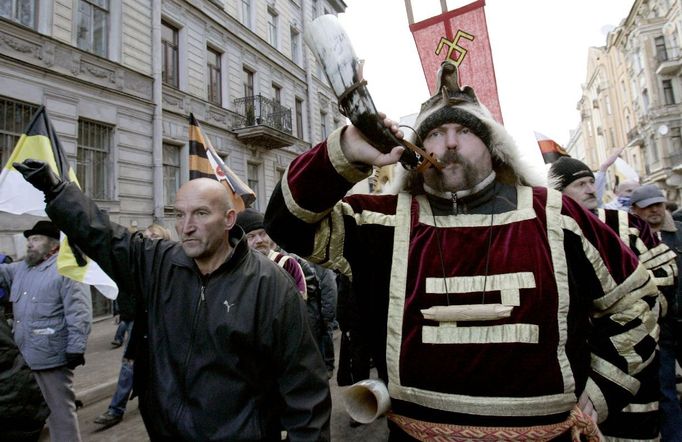 Pochod nacionalistů v Petrohradě, jedna z akcí, které v Rusku provázely dnešní oslavy Dne národní jednoty