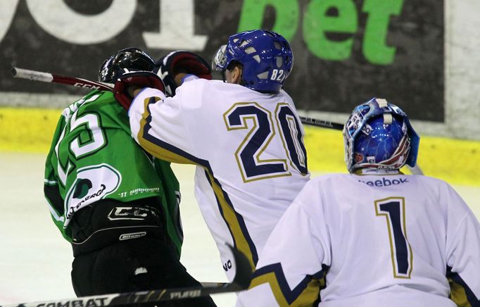 Kladenský hokejista Jason Lepine napadá mladoboleslavského Jiřího Ryse v přípravném utkání před sezónou 2012/13.