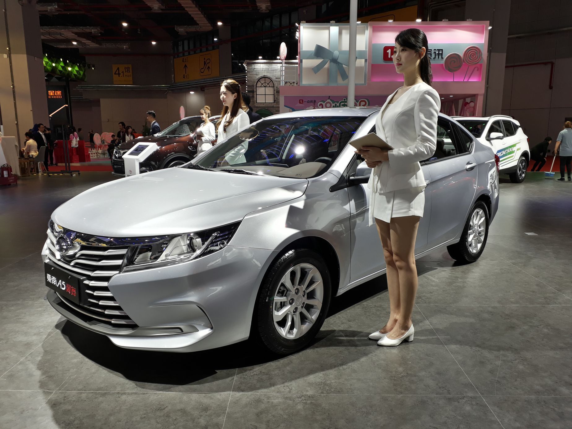 Hostesky z autosalonu v Šanghaji