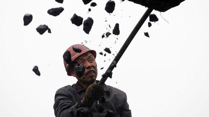 A ještě jiná Čína. Po neštěstí, kdy v provincii Šan-si západně od Pekingu explodoval minulý týden důl a na místě zahynulo nejméně 73 horníků, vydala agentura Reuters sérii snímků zachycují tuto těžkou práci v Číně.