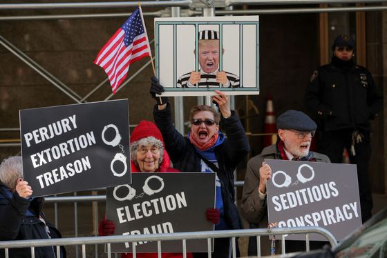 Lidé protestují před soudem v New Yorku a čekají, zda bude Trump zatčen.