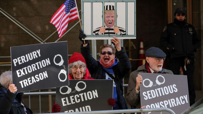 Lidé protestují před soudem v New Yorku a čekají, zda bude Trump zatčen.