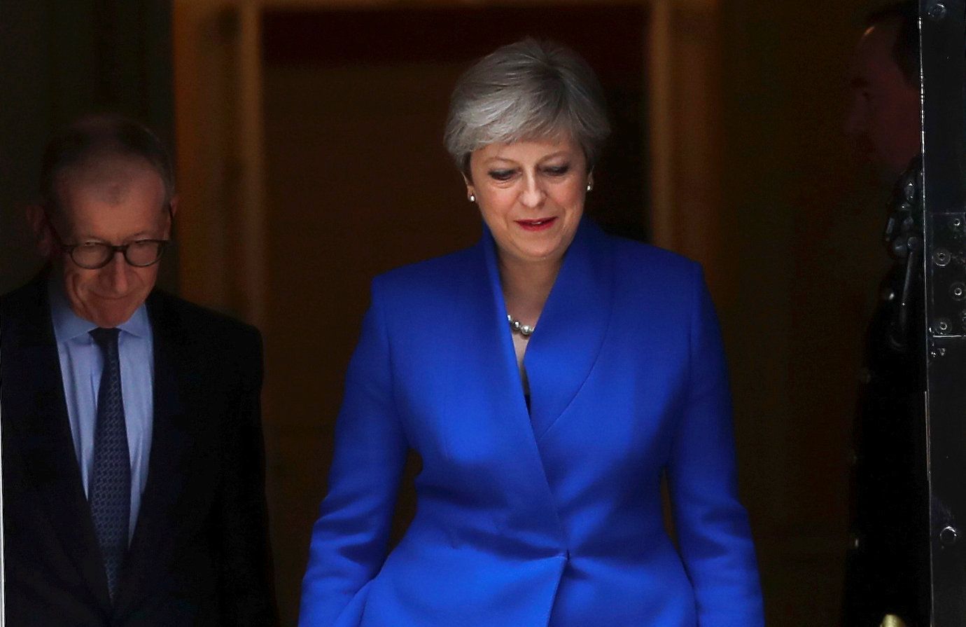 Britská premiérka Theresa Mayová na cestě ke královně.