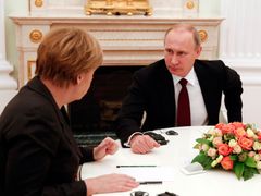 Merkelová a Putin v Kremlu.