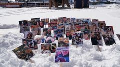 Fotky fanoušků ve sněhu při zápase NHL Colorado - Vegas 3:2  u jezera Tahoe