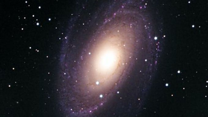 Galaxie M 81, vítězný snímek měsíce dubna.