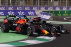 Max Verstappen v Red Bullu a Lewis Hamilton v Mercedesu bojují během VC Saúdské Arábie F1 2021