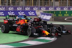 Hamilton po vítězství v Džiddě dohnal Verstappena. Pilot Red Bullu dostal dva tresty