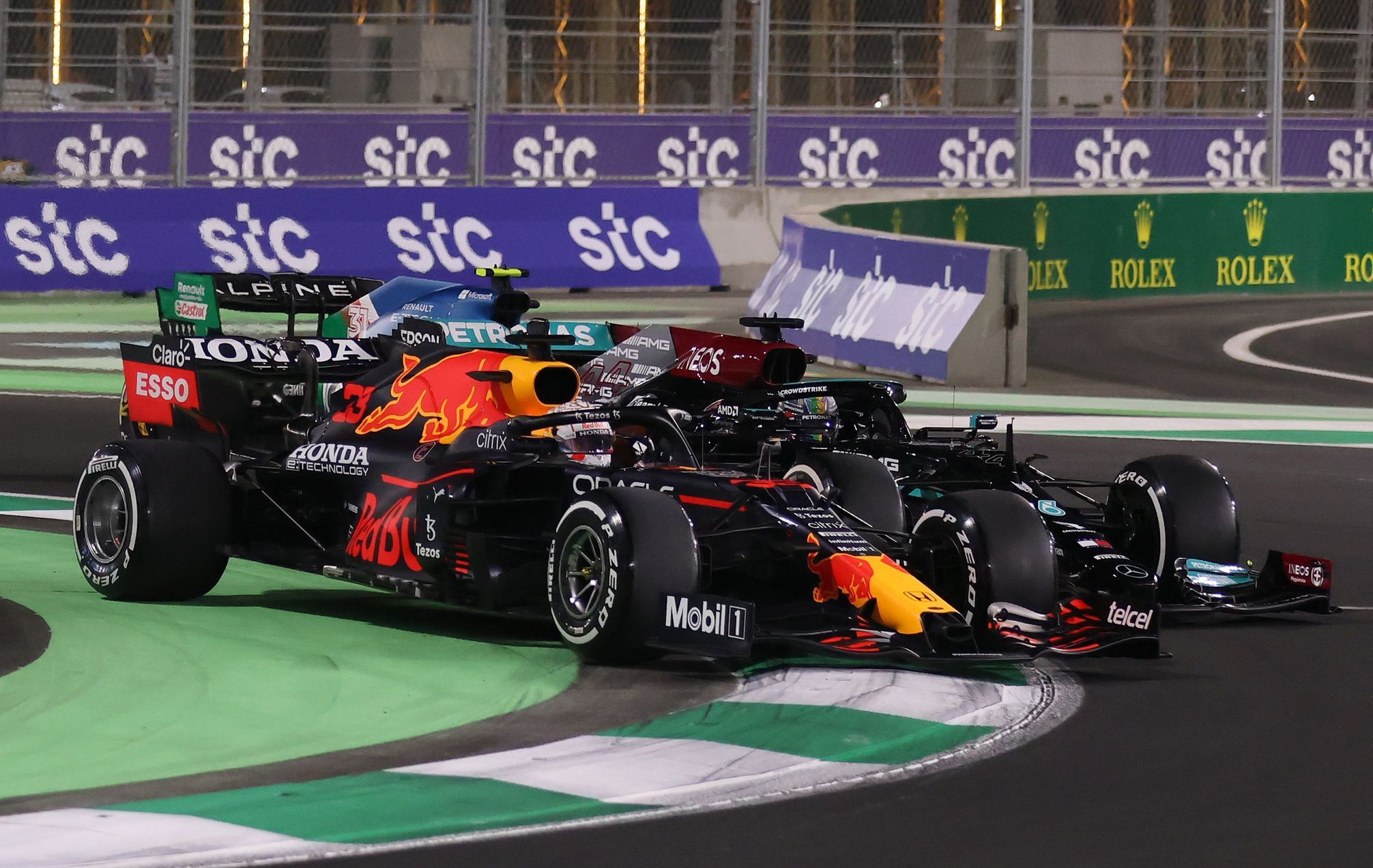 Max Verstappen v Red Bullu a Lewis Hamilton v Mercedesu bojují během VC Saúdské Arábie F1 2021