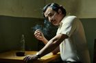 Narkobaron Pablo Escobar opět na útěku. Druhá řada seriálu Narcos se blíží