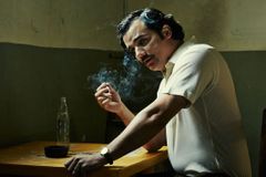 Narkobaron Pablo Escobar opět na útěku. Druhá řada seriálu Narcos se blíží