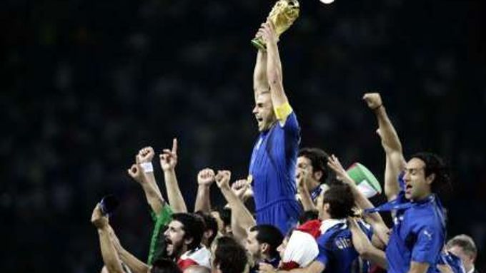 Fabio Cannavaro zvedá nad hlavy svých italských spoluhráčů trofej pro mistry světa.