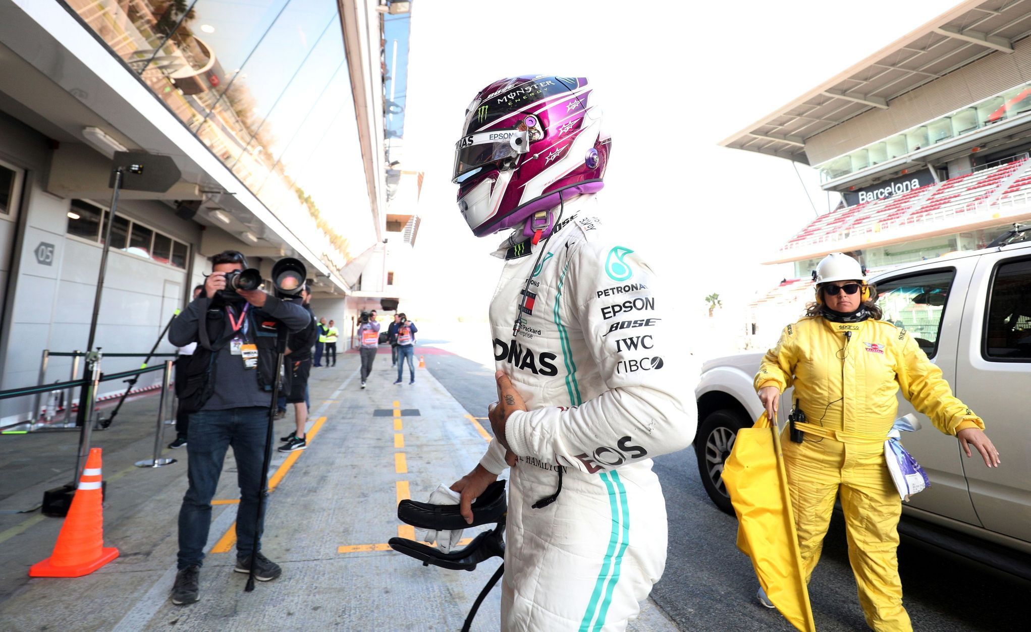 Pilot Mercedes Lewis Hamilton při druhých testech F1 v Barceloně 2020