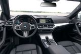 Kabina se od dalších nových BMW designově příliš neodlišuje.