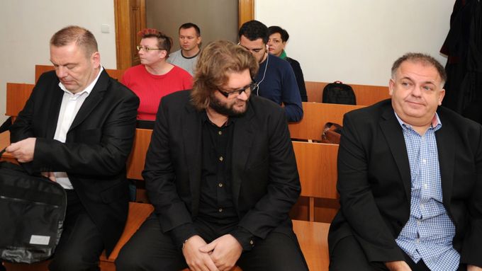 Radek Turišin (vpravo), Roman Majerník (vlevo) a mezi nimi Adam Řebíček, bratr bývalého ministra dopravy Aleše Řebíčka u soudu.