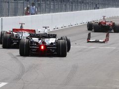 Lewis Hamilton (vlevo) a Kimi Räikkönen (vpravo) po kolizi na výjezdu z boxů, která je vyřadila z Velké ceny Kanady.