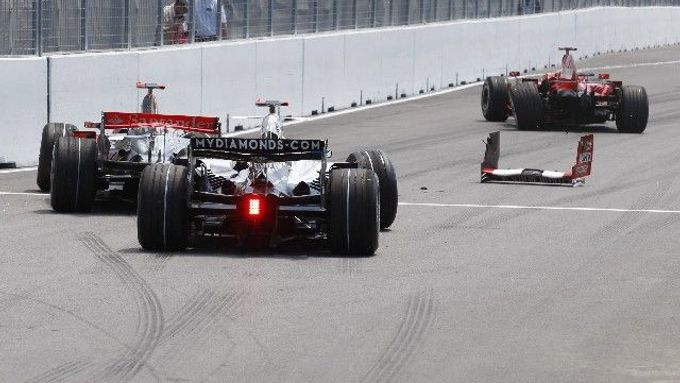 Lewis Hamilton (vlevo) a Kimi Räikkönen (vpravo) po kolizi na výjezdu z boxů, která je vyřadila z Velké ceny Kanady.