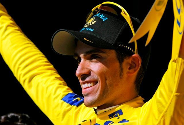 Alberto Contador ve žlutém trikotu