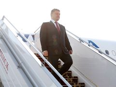 Petro Porošenko vystupuje v Minsku z letadla.