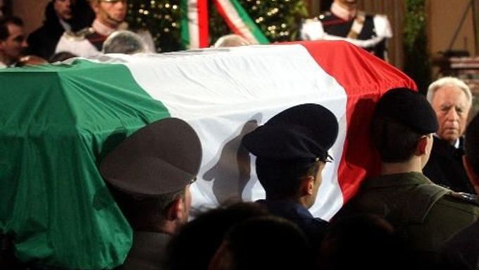 Agent italských tajných služeb Nicola Callipari byl zabit v iráku vojáky americké armády.