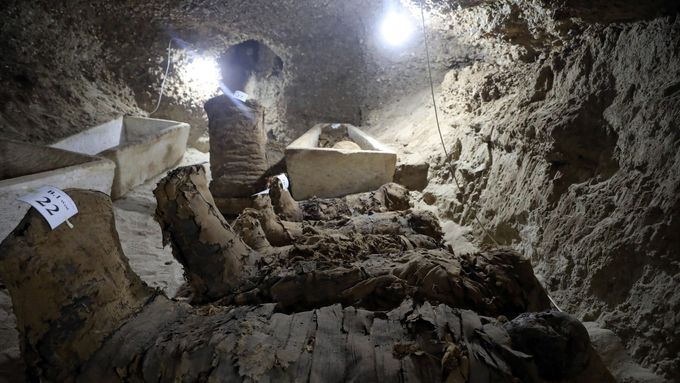 Archeologové objevili 17 mumií ve středním Egyptě