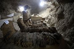 Egyptští archeologové objevili 17 mumií a několik sarkofágů, podle nich jde o bezprecedentní nález