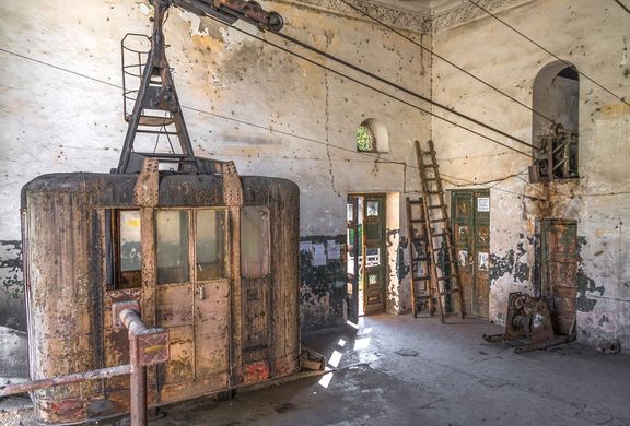 Mangan byl a je darem i prokletím Čiatury. Na začátku 20. století se zde těžilo okolo poloviny světové produkce tohoto světle šedého kovu využívající se primárně v ocelář