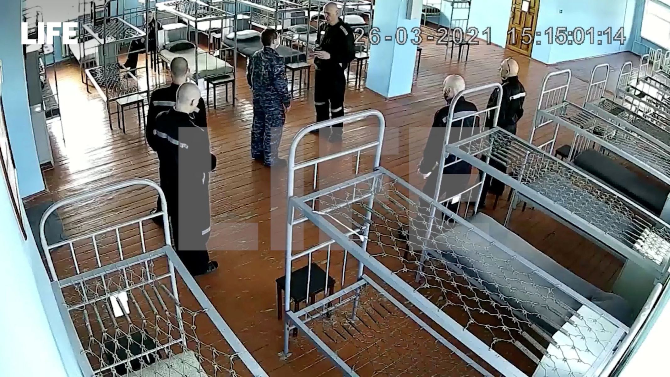 Fotografie z průmyslové kamery Pokrovské věznice, na které je vidět Alexej Navalnyj (v rozhovoru s mužem v uniformě).
