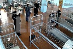 Navalnyj je v cele s patnácti lidmi a trpí bolestmi, spoluvězni mají tuberkulózu