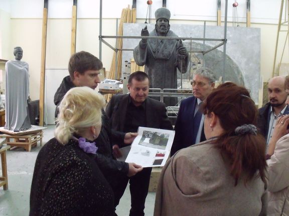 Pavel Filipek (třetí zleva) diskutuje v dílně zbrojířského svazu mistrů Zlatoustu o podobě pomníku čs. legionářům. Dmitrij Tatianocha (druhý zleva) drží český návrh.