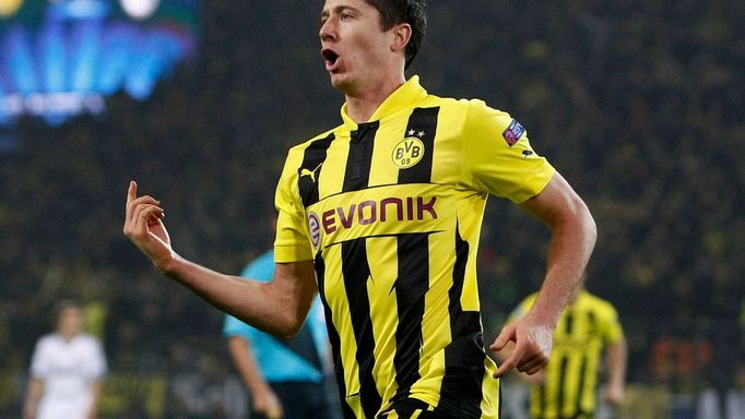 Fotbalista Borussie Dortmund Robert Lewandowski slaví gól v utkání proti Realu Madrid během základních skupin Ligy mistrů 2012/13.