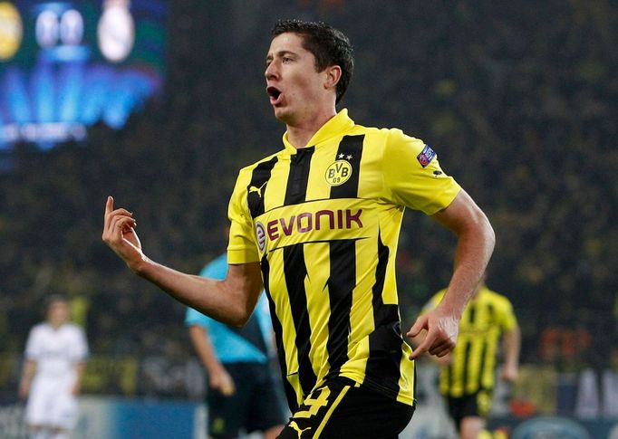 Fotbalista Borussie Dortmund Robert Lewandowski slaví gól v utkání proti Realu Madrid během základních skupin Ligy mistrů 2012/13.