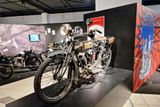 Mezi lákadla výstavy patří třeba typ 700 SV model 5-6 HP z roku 1916, což je jeden z nejstarších dochovaných motocyklů Ariel v Česku. Dovezen byl z Velké Británie v roce 2008.