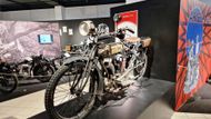 Mezi lákadla výstavy patří třeba typ 700 SV model 5-6 HP z roku 1916, což je jeden z nejstarších dochovaných motocyklů Ariel v Česku. Dovezen byl z Velké Británie v roce 2008.