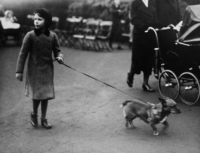 Princezna Alžběta v londýnském Hyde Parku kolem roku 1940.