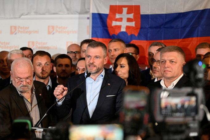 Peter Pellegrini hovoří na první tiskové konferenci po oznámení výsledků prezidentských voleb. Napravo je premiér Robert Fico.