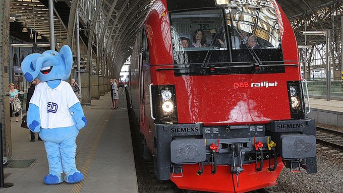 Souprava Railjet při ukázkové jízdě do Prahy.