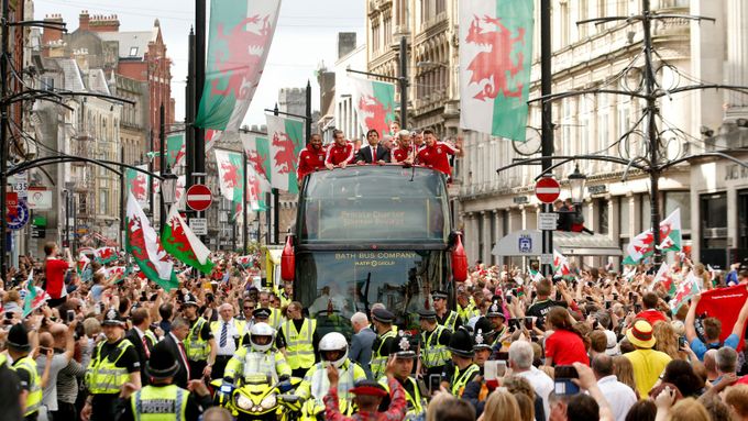 Fanoušci vítají fotbalisty Walesu.