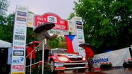 Oficiální start krumlovské rallye v Jelení zahradě. Před deštěm se museli krýt i pořadatelé včetně primátora Dalibora Cardy, který odmával starty těm nejlepším.