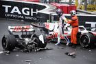 Závod přerušila vážná nehoda Micka Schumachera s Haasem, která si vynutila opravu bariér.