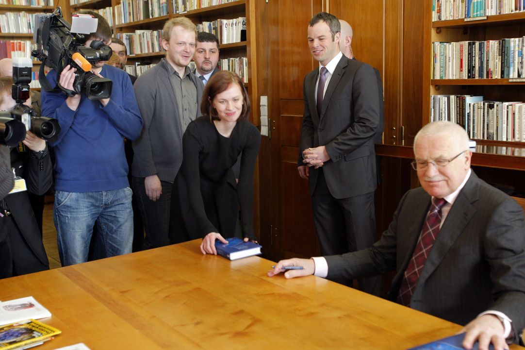 Václav Klaus podepisuje Rok osmý