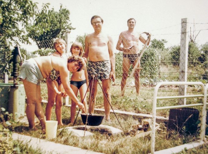 Vaření v létě. Lokace neuvedena, rok 1982