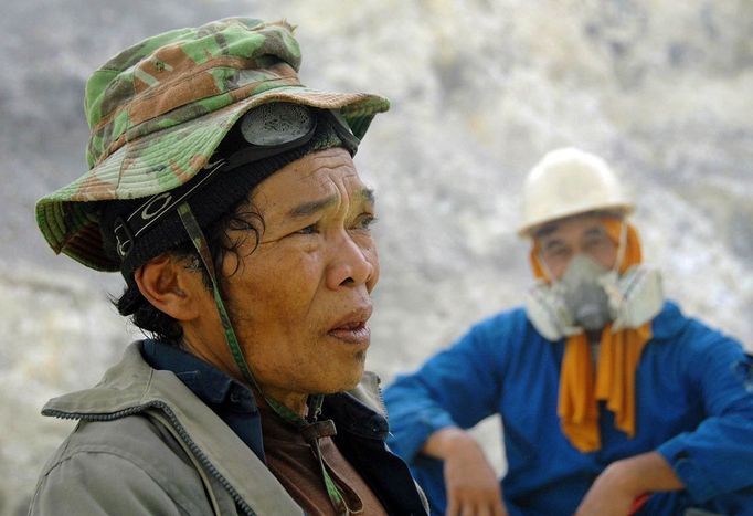 To go with story Indonesia-volcano-mine by Jerome Rivet A picture taken on March 8, 2010 shows Indonesian sulphur miners taking a break from their labours at the Kawah Ij