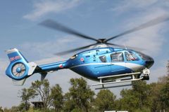Motorkář srazil srnu, do nemocnice ho dopravil vrtulník