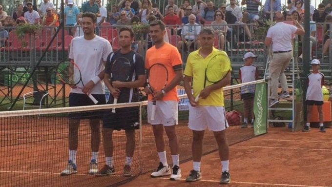 Paolo Maldini (druhý zprava) si odbyl tenisovou premiéru