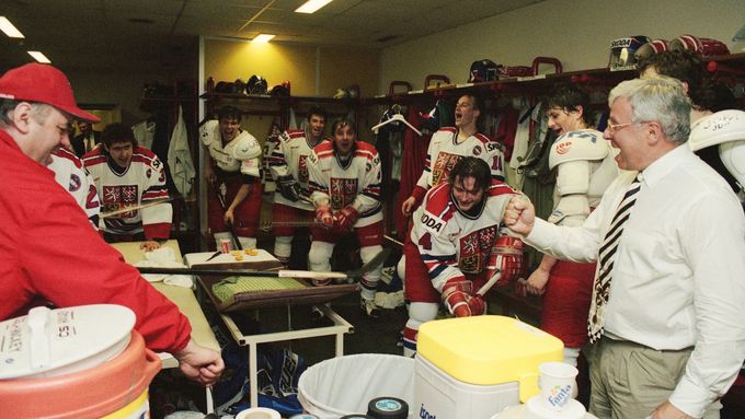 Trenér Luděk Bukač a čeští hokejisté oslavují titul mistrů světa ve Vídni v roce 1996.